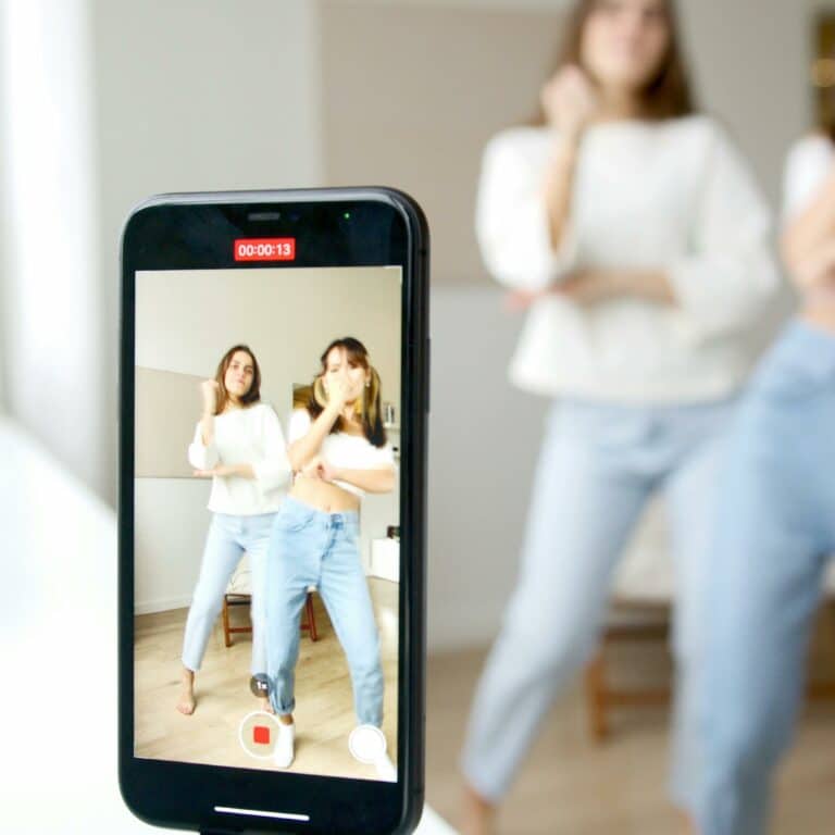 smartphone filmant deux créatrices de contenu pour une vidéo sur les réseaux sociaux