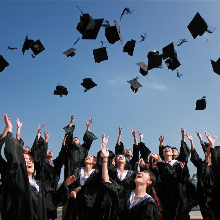 Jeunes étudiants célébrants la remise des diplômes en lançant leurs chapeaux.