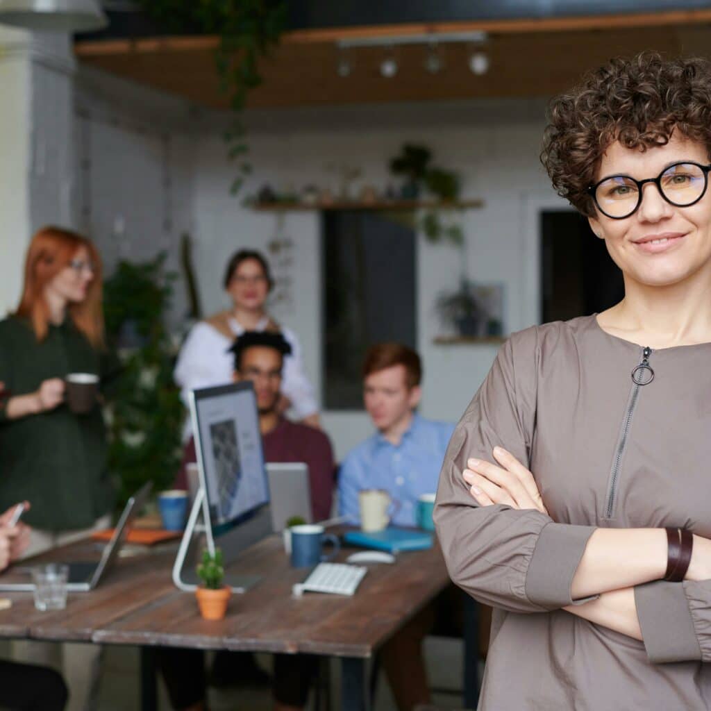 Jeunes stagiaire en entreprise, au bureau, avec ses collègues, posant pour un photographe.