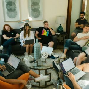 Equipe réunie pour une séance de brainstorming avec ordinateurs portables