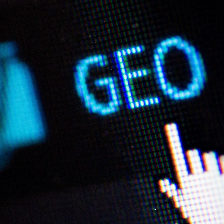 Curseur de souris pointant le mot GEO sur un écran