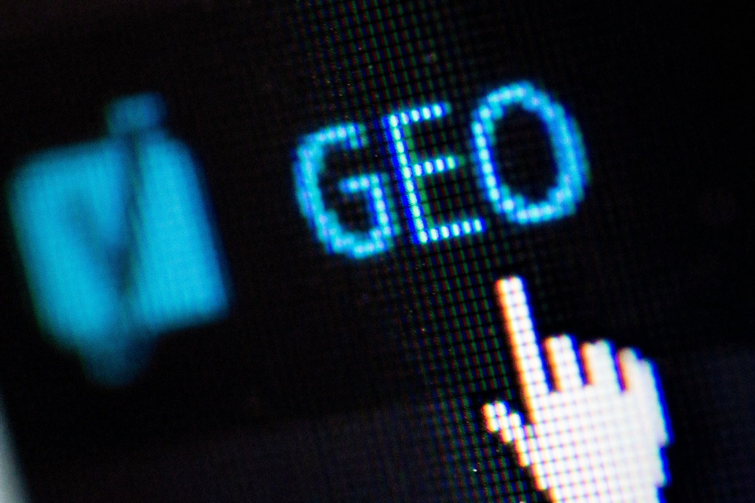 Curseur de souris pointant le mot GEO sur un écran