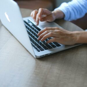 Rédaction d'un email sur ordinateur portable